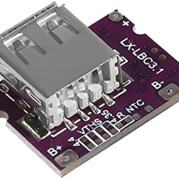 محول تعزيز طاقة USB من نوع Type-C 5V 3.1A لشحن بطاريات الليثيوم مع حماية مدمجة وشاشة LED. يدعم الشحن السريع للأجهزة المحمولة ويعمل مع بطاريات 18650 بفعالية عالية. image